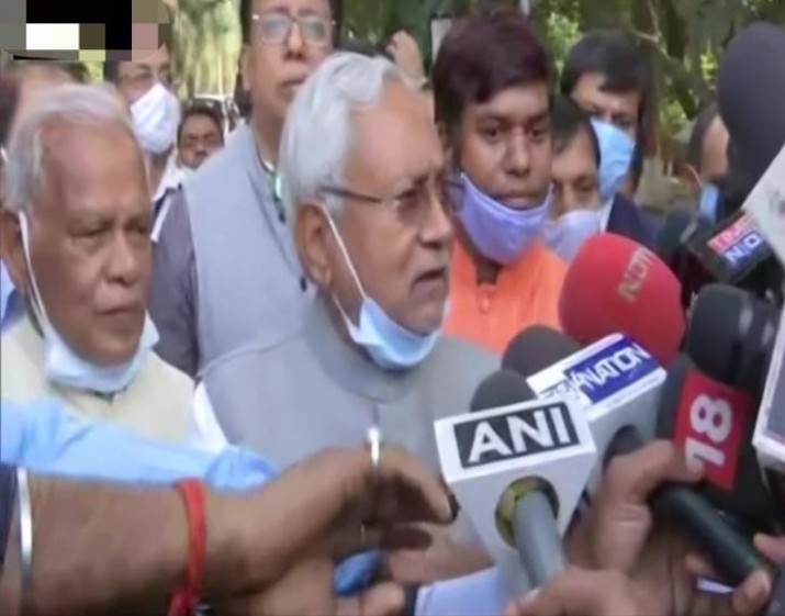 बिहार: सरकार बनाने का नीतीश कुमार ने पेश किया दावा