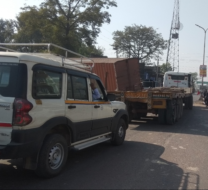 सोनौली बार्डर: कटिंग के खेल में नाले में फंसी कंटेनर, राष्ट्रीय राजमार्ग रहा जाम