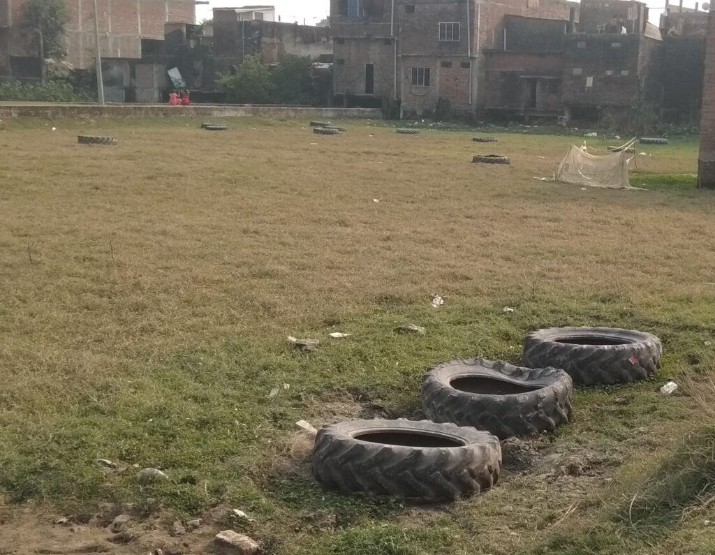 सोनौली कस्बे से सटे सरहद के दोनों पार लाखों रुपये के टायर फेके पड़े है,चर्चा का विषय