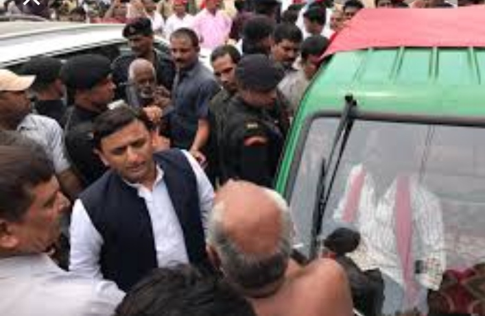 सपा के अखिलेश यादव गिरफ्तार, प्रशासन ने की बदसलूकी 