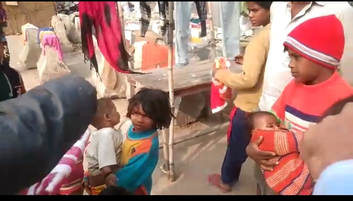 गोरखपुर: स्वर्गीय राम कुमार दीक्षित सेवा संस्थान के लोग पहुंचे झुग्गी- झोपड़ियों में