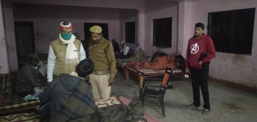 सर्द भरी रात में एसडीएम नौतनवा पहुंचे सोनौली,जाना रैन बसेरा का हाल