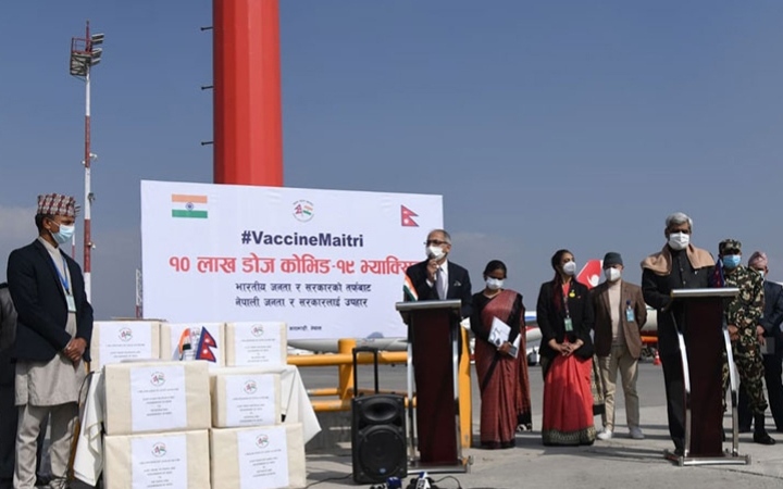 नेपाल: भारतीय राजदूत ने स्वास्थ्य मंत्री को सौंपा टीका, बॉर्डर खुलने की संभावना बढ़ी
