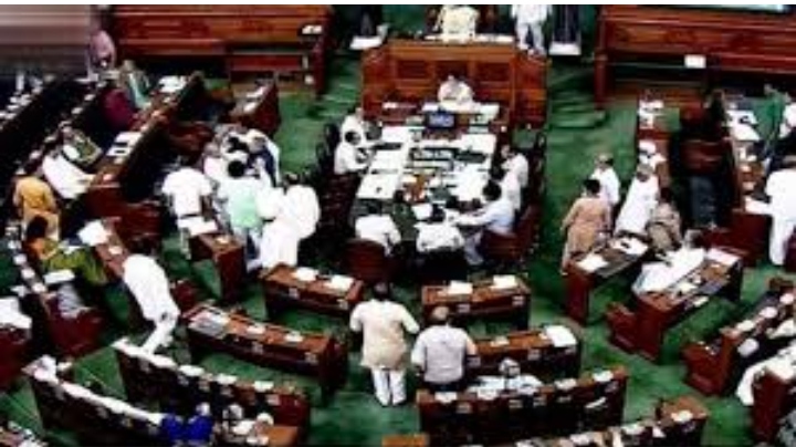 लोकसभा में बजट सत्र के पहले दिन ही हुआ जमकर हंगामा