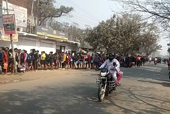 नौतनवा: भारतीय सेना के भर्ती सेंटर पर युवाओं ने मचाया हुड़दंग, तोड़ा बोर्ड, पुलिस ने पटके डंडे