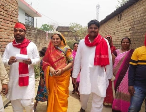 नौतनवा: क्षेत्र संख्या 12 में पत्नी, बच्चे और भाभी उतरी चुनावी प्रचार में