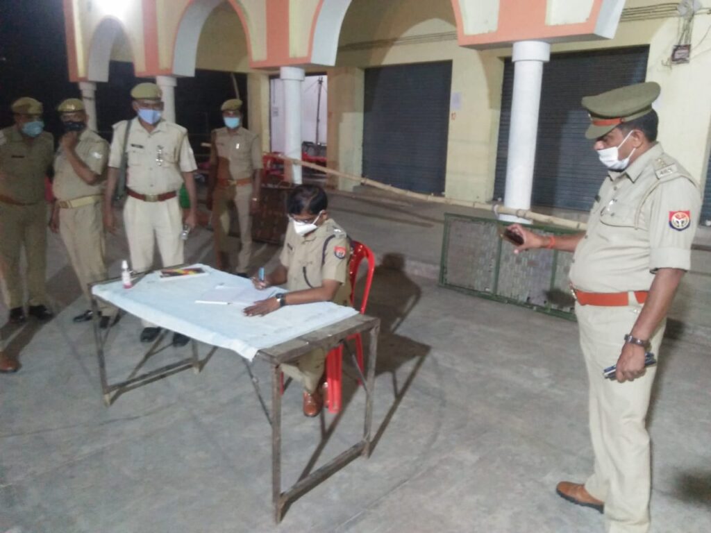 एसपी महाराजगंज पहुंचे नौतनवा, स्ट्रांग रूम की सुरक्षा का किए निरीक्षण, दिए निर्देश