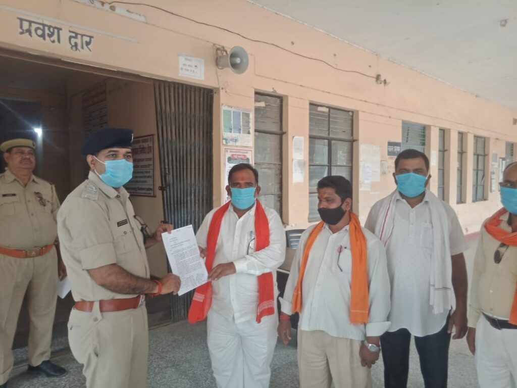 अग्निकांड से आहत अमरनाथ ने सीओ नौतनवा को सौपा ज्ञापन