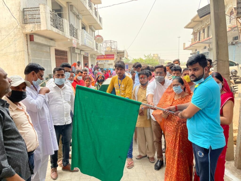 सोनौली में घर-घर से कूड़ा उठाने का शुरू हुए अभियान को शिवम ने दिखाई झंडी