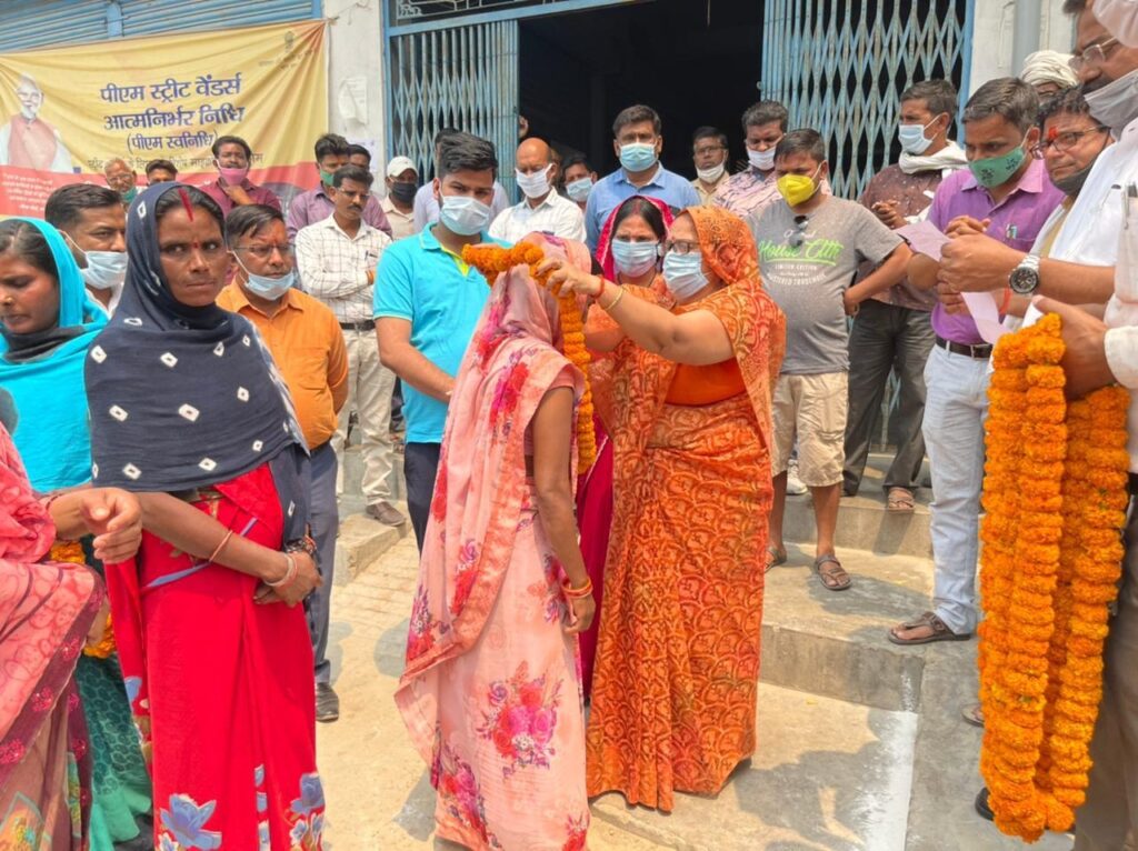 सोनौली में घर-घर से कूड़ा उठाने का शुरू हुए अभियान को शिवम ने दिखाई झंडी