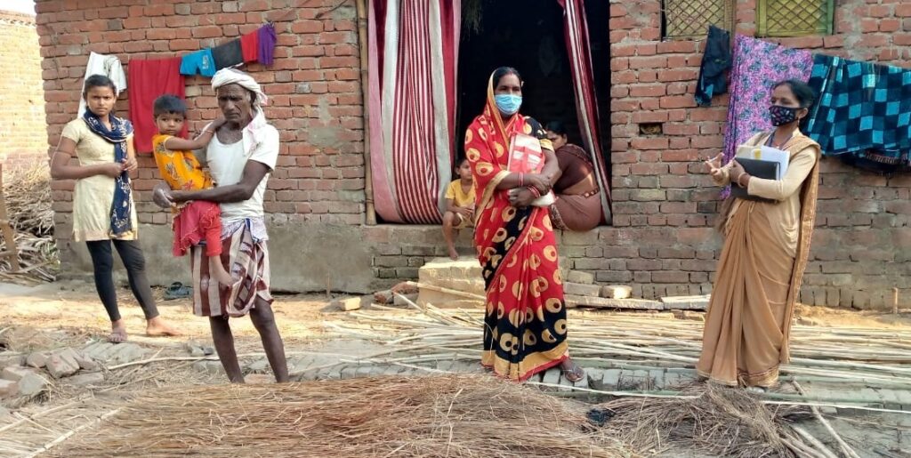 घर-घर जाकर लोगों को कोविड के प्रति जागरूक कर रहीं आशा कार्यकर्ता व संगिनी