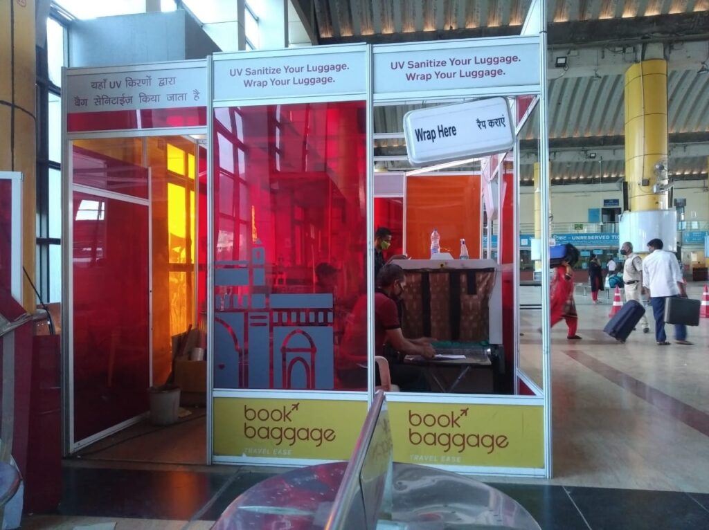 मुंबई : कुर्ला टर्मिनस पर लगा लेजर बैग सेनेटाइजर मशीन