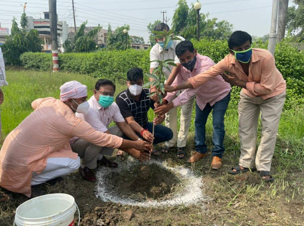 सोनौली: शिवम त्रिपाठी ने पौधारोपण कर लोगों को किया जागरूक