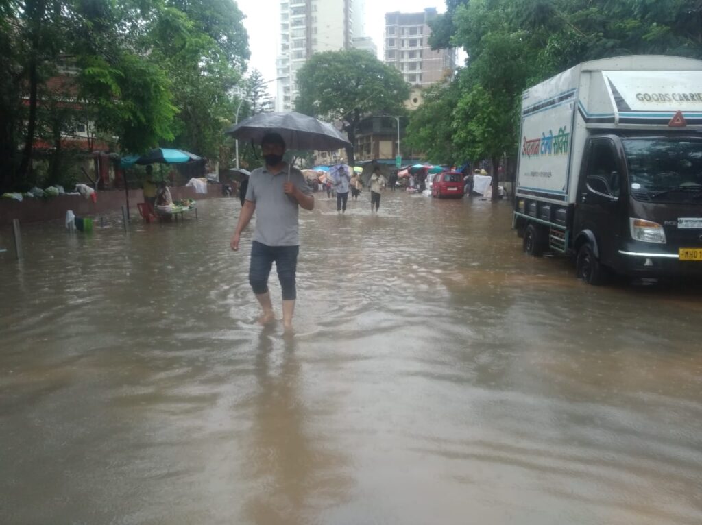 फिर वही कहानी , मुंबई हुई पानी - पानी