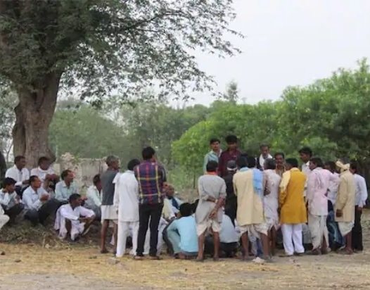 सरपंच ने तय कर दी आबरू की कीमत,पचास हजार रुपया व पांच चप्पल