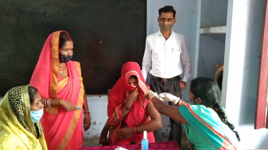 महिलाओं में टीका लगवाने की मची होड़,बनर्सिहा में 199 लोगों को लगा कोरोना टीका