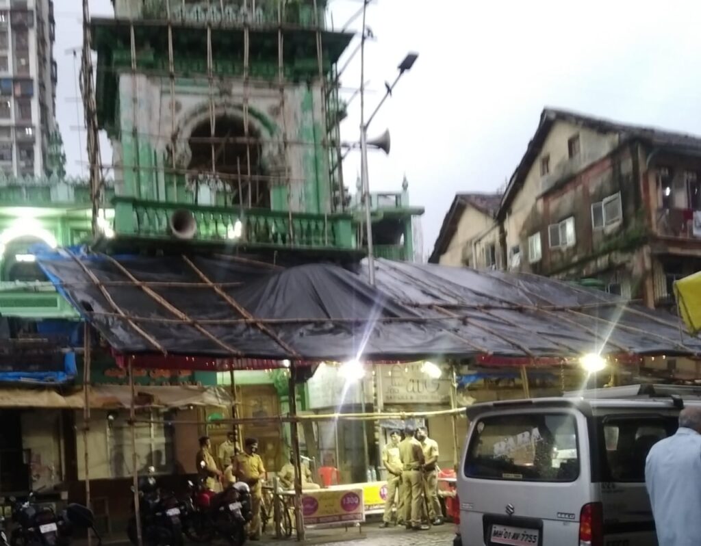 ईदुल अजहा : मुंबई की मस्जिदों पर पुलिस का सख्त पहरा, घरों में नमाज अदा करने की अपील :