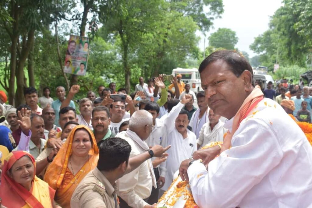 फरेंदा: जन आशीर्वाद यात्रा में वित्त राज्य मंत्री के स्वागत के लिए उमड़ा जनसैलाब