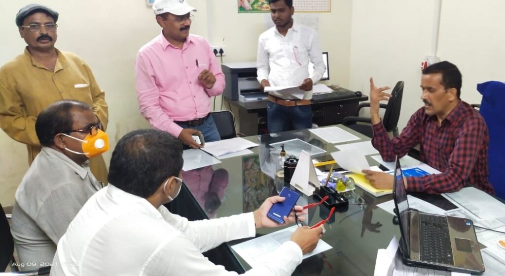 अधिशासी अभियंता विद्युत वितरण खंण्ड नौतनवां को जितेन्द्र ने सौपा 2 सूत्री मांग पत्र