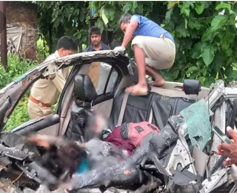 कार, कंटेनर में घुसी, 5 की मौत दो गंभीर रूप से घायल