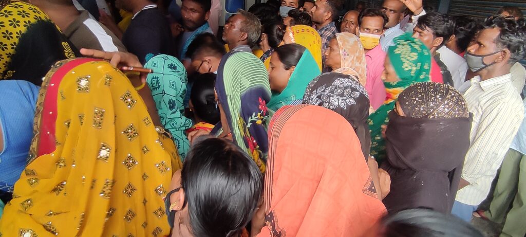 टीकाकरण: सोनौली नगर पंचायत कार्यालय में उमड़ी भीड़, महिलाओं की कतारों में धक्का-मुक्की