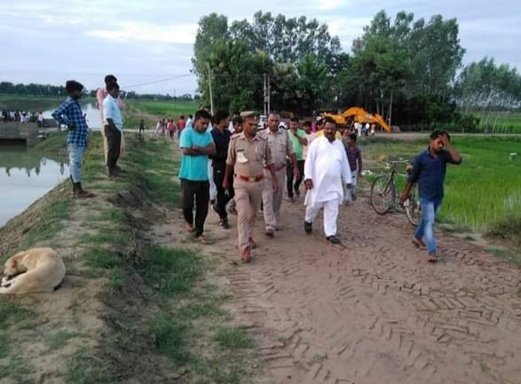 लक्ष्मीपुर: भाजपा नेता के मधुबनी गांव पहुंचते ही फूट-फूट कर रोने लगा पीड़ित परिवार