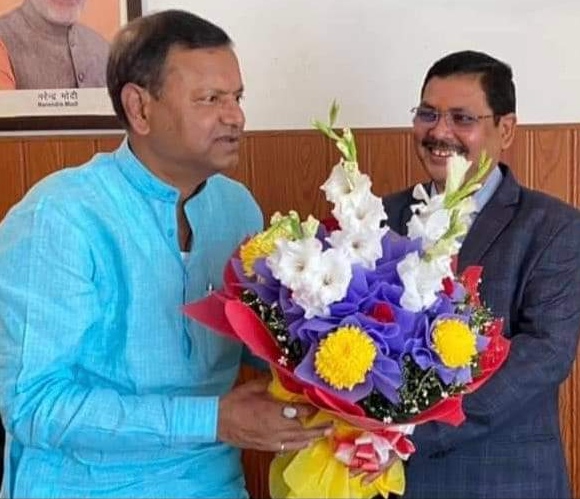 वित्त राज्य मंत्री पंकज चौधरी पहुंचे लखनऊ, हो रहा भव्य स्वागत