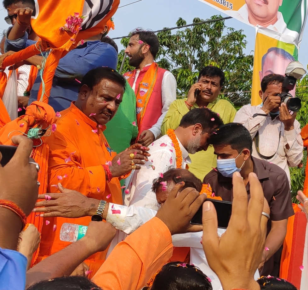 लक्ष्मीपुर में जन आशिर्वाद यात्रा के नायक केंद्रीय वित्त राज्य मंत्री का भब्य स्वागत