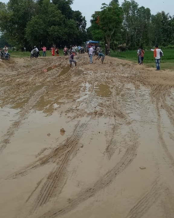 लक्ष्मीपुर: बरसात में संपर्क विहीन दर्जनभर गांवों को अपने पैसे से जोड़ने जुटे अशोक