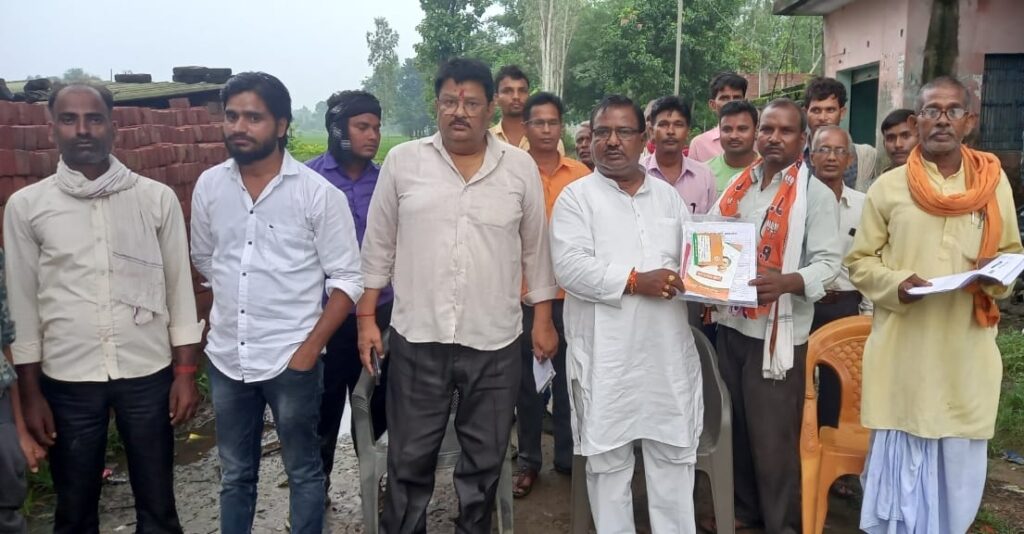 लक्ष्मीपुर विकासखंड के दर्जनभर गांव का अशोक जायसवाल ने किया भ्रमण- जाना हाल