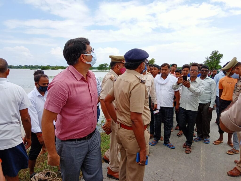 नौतनवा: चकदह पहुंचे डीएम और एसपी, बाढ़ क्षेत्रों का लिया जायजा, सरकारी सुविधाएं शुन्य