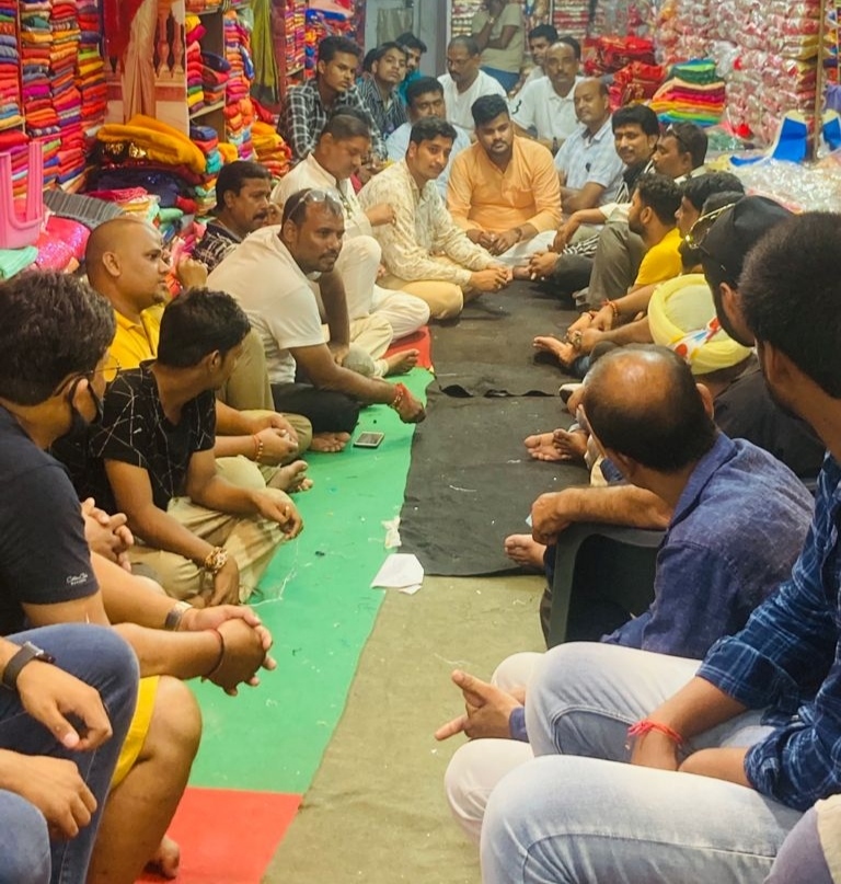 सोनौली के व्यापारियों से शिवम ने लिया आशीर्वाद, समस्याओं से हुए रूबरू