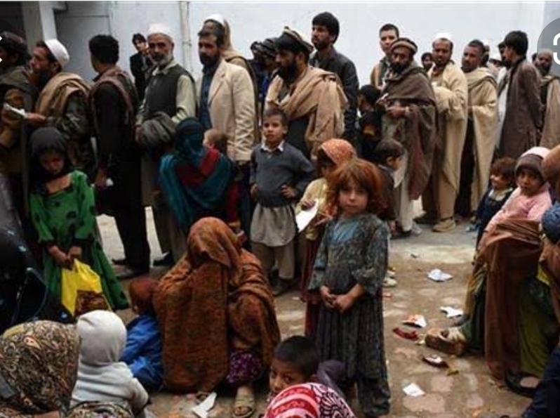 तालिबान के आतंक का खौफ! प्लेन नहीं मिला तो पैदल ही आजादी के लिए निकले अफगानी