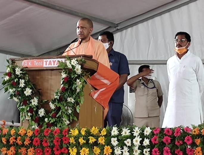 महाराजगंज-- फरेंदा क्षेत्र में सीएम योगी ने बाटे राहत सामाग्री