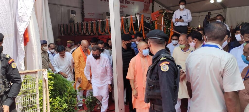 महाराजगंज-- फरेंदा क्षेत्र में सीएम योगी ने बाटे राहत सामाग्री