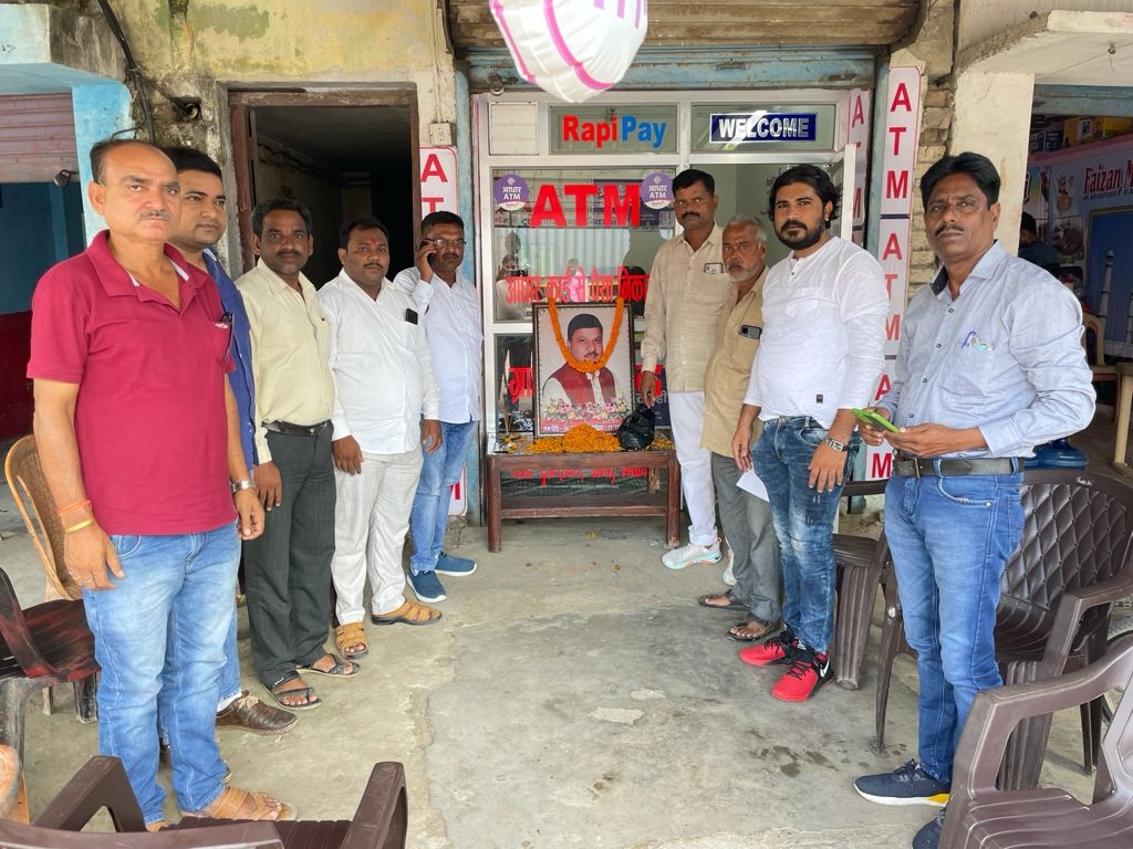 सोनौली- बड़ी शिद्दत के साथ याद किए जा रहे स्व० सुधीर त्रिपाठी