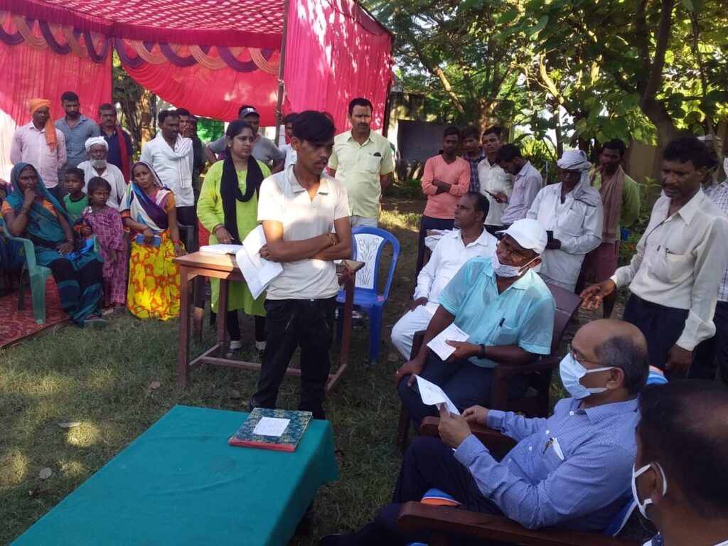 नौतनवा- सरहदी गांवमें अपर आयुक्त प्रशासन ने लगाई चौपाल, जाना गांव का हाल