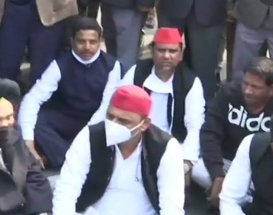 लखीमपुर: विपक्ष की सियासत हुई तेज, लखनऊ में घर के बाहर धरने पर बैठे अखिलेश