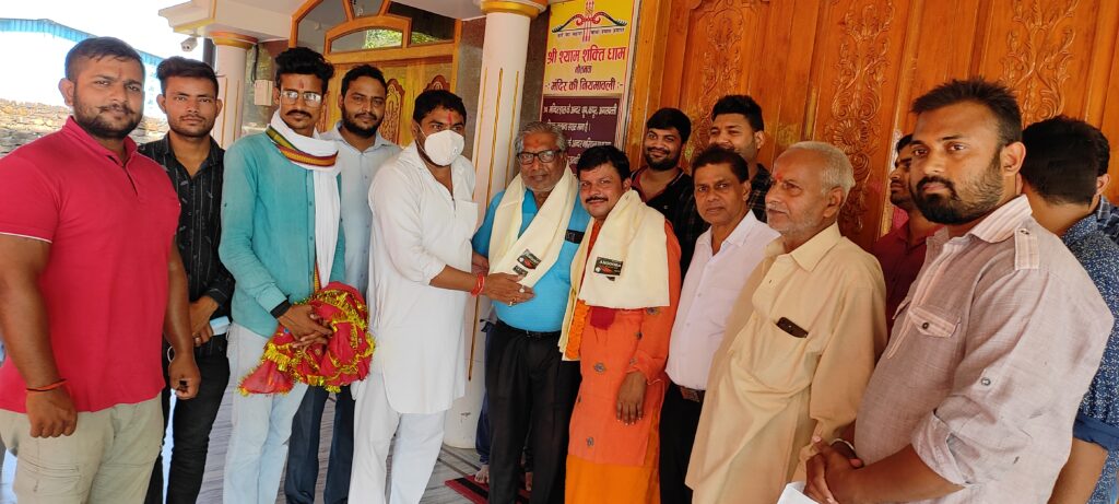 नौतनवा के सभी मंदिरों में जितेंद्र जायसवाल ने टेका माथा,सुख समृद्धि की मांगा आशीर्वाद