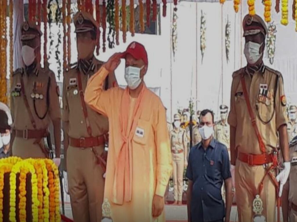 UP पुलिस स्मृति दिवस- सीएम योगी आदित्यनाथ ने ली शोक परेड की सलामी
