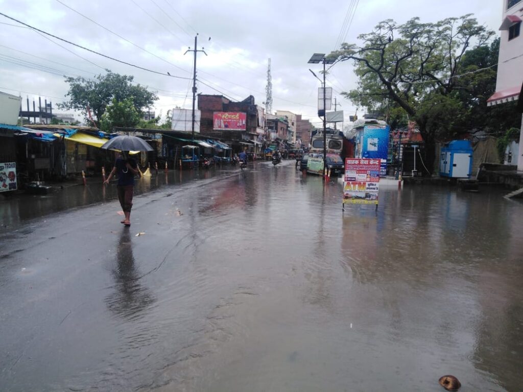 सरहदी क्षेत्रों में रुक-रुक कर हो रही बारिश, किसानों की चिंता बढी, स्टेशन चौराहे पर जल जमाव