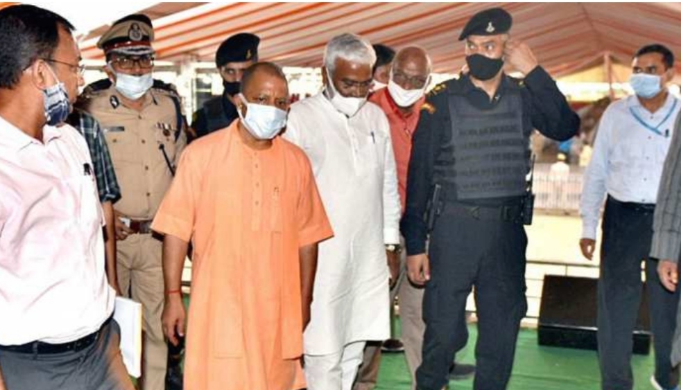 आजमगढ़ पहुंचे CM योगी, विश्वविद्यालय प्रगति की किए समीक्षा