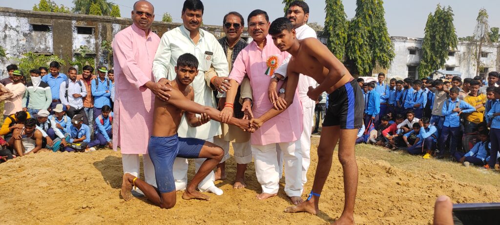 नौतनवां- सांसद खेल स्पर्धा में युवा पहलवानों ने दिखाए प्रतिभा, हुआ सम्मान