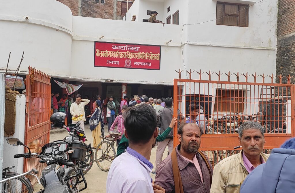 नौतनवा- भोर से क्रय विक्रय समिति पर लाइन में खड़े किसानों का हंगामा, पहुंची पुलिस