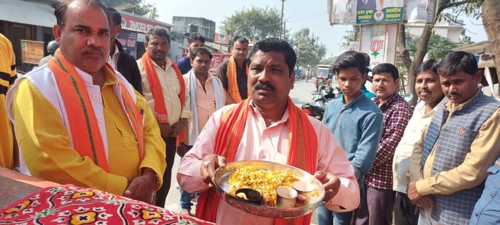 नौतनवा-- पूजा अर्चना के बाद आठवें दिन भी निकली भारत माता की रथ यात्रा