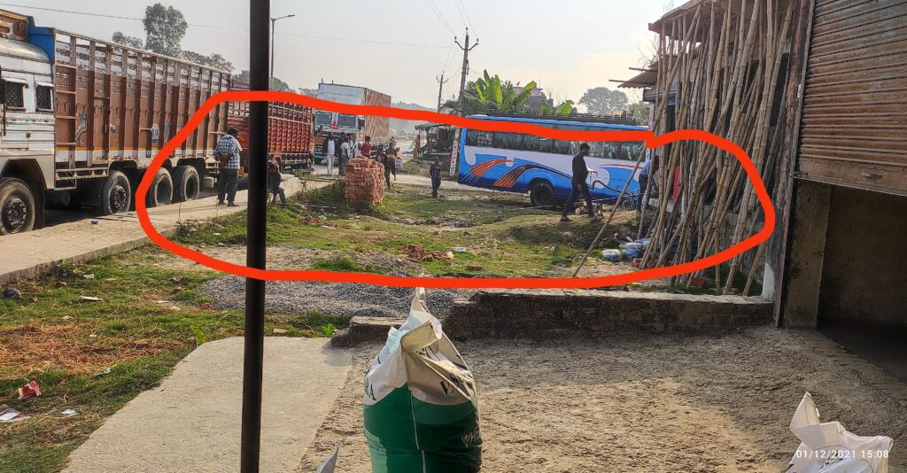 सोनौली--गोरखपुर सड़क चौड़ीकरण का जिन्न आया बाहर,सोनौली में नापने की कार्यवाही शुरू