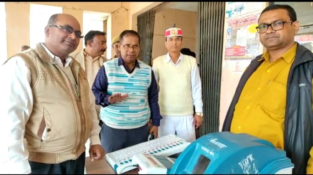 नौतनवा तहसील मे इवीएम मशीन से प्रशासन वोटरो को कर रहा जागरूक