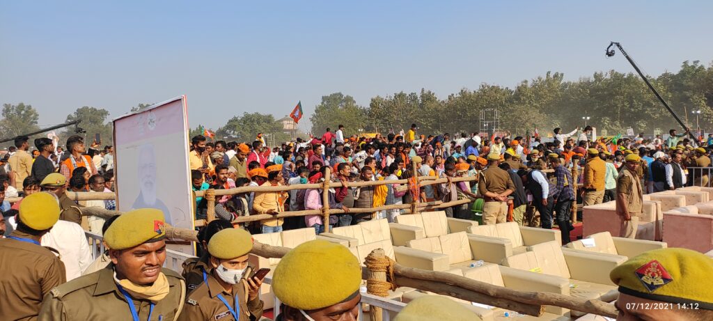 गोरखपुर-- लाल टोपी वालों को सिर्फ लाल बत्ती से मतलब, यूपी के लिए ये रेड अलर्ट-- पीएम मोदी