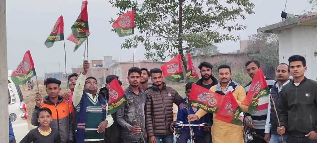 सपाइयो ने अपने घरो पर बाधा झंडा, सरकार बनाने का लिया संकल्प--बैजू यादव