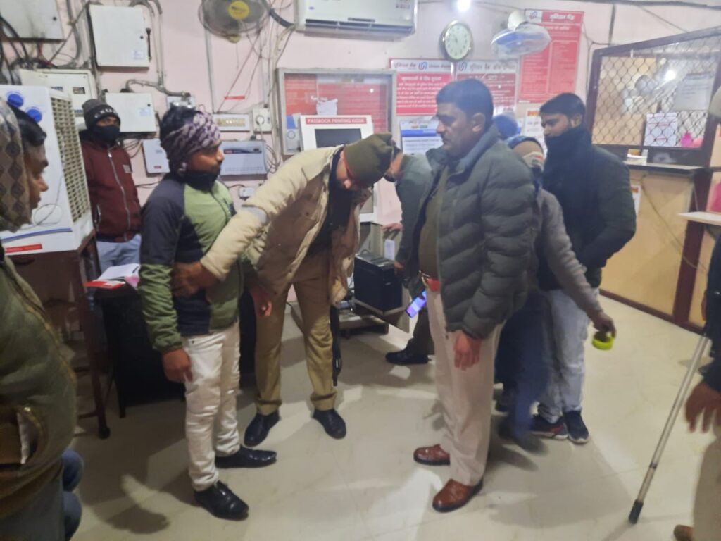 नौतनवा कस्बे में पुलिस ने किया सार्वजनिक स्थानों पर सघन जांच